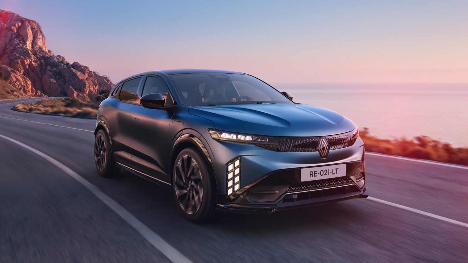 Nieuwe-Renault-Megane-E-Tech-electric on the road